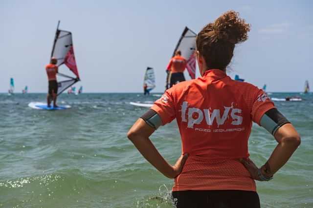 Practicando windsurdf en la playa de las Formas