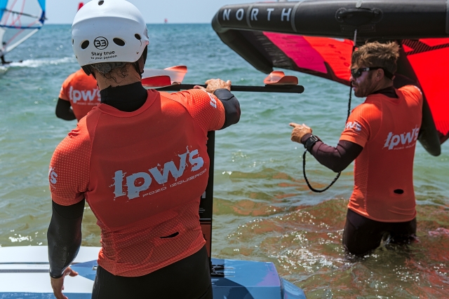 Listos para divertirse practicando windsurf