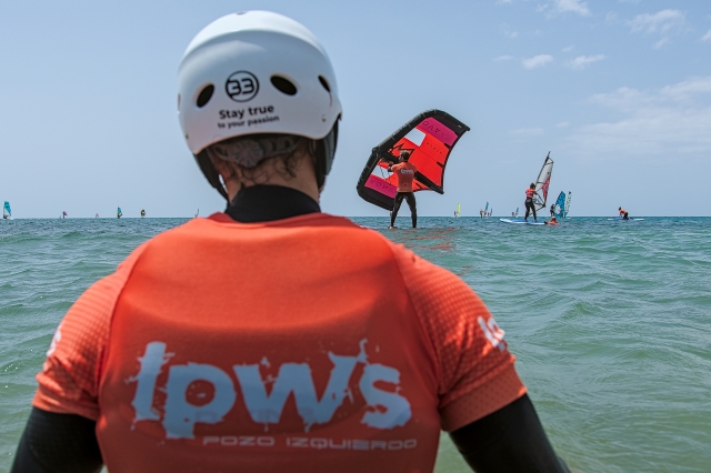 Viendo cada movimiento de windsurf