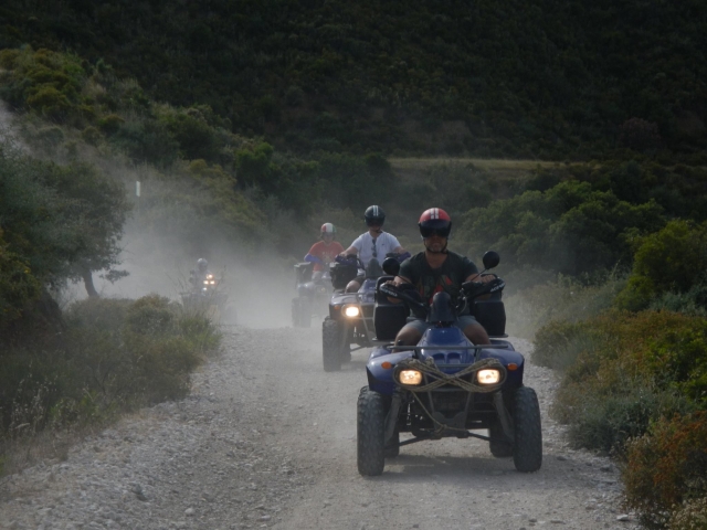  Em um quadriciclo com capacete 