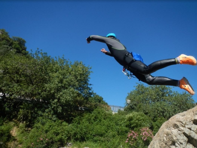  Salto de prancha para o rio