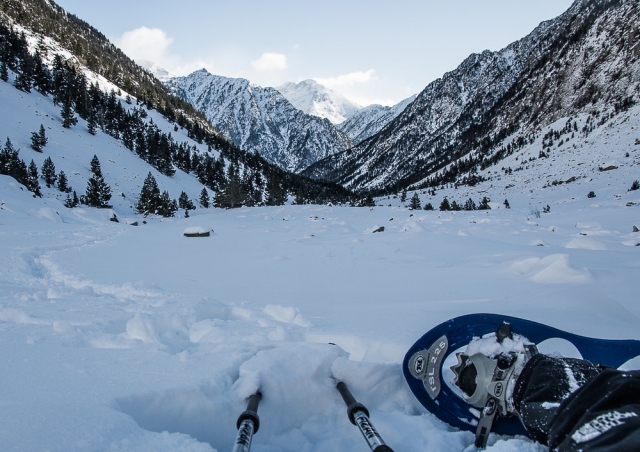  Mit Schneeschuhen im Schnee liegen 