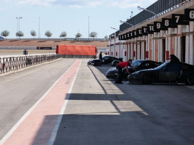 Carros de luxo nos boxes 