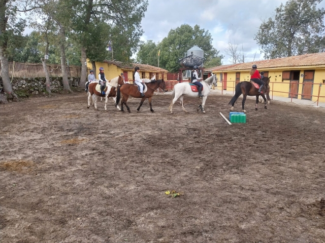 Grupo a caballo en El Espinar