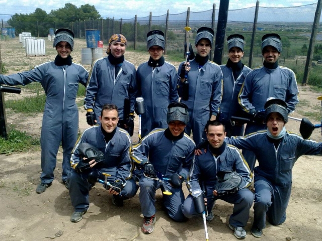 Jugadores con monos de batalla