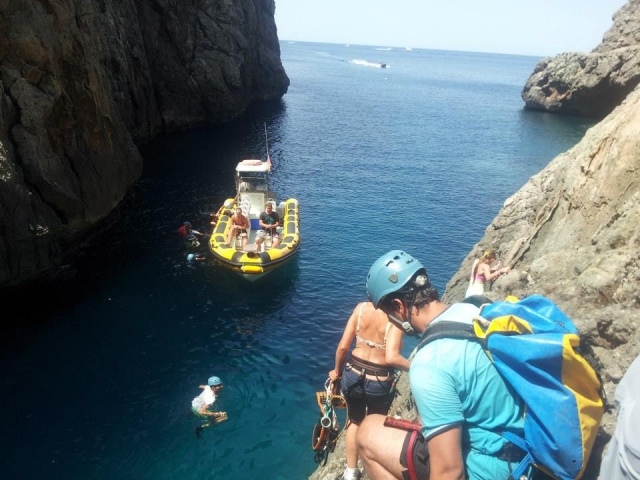  Canyons that end in the sea 
