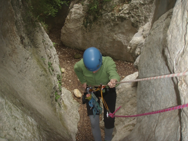  Rappel down a dry ravine 