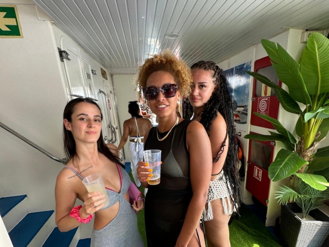 Fiesta en barco con amigas