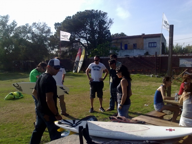  Clienti che provano le tavole da surf 