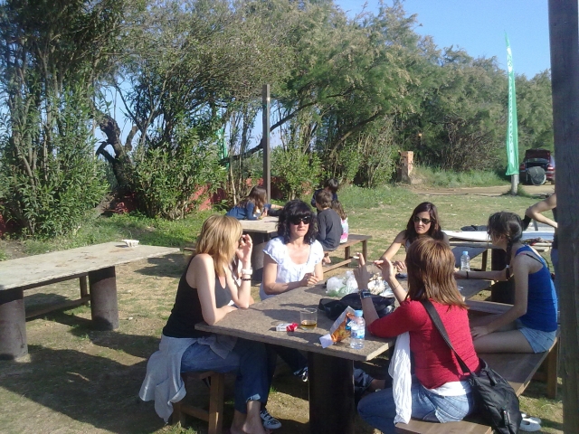  Clienti che provano il cibo del nostro bar 