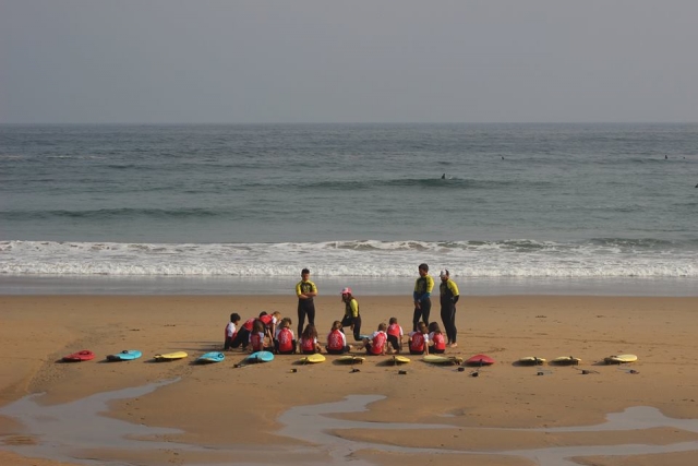 sentados en la orilla