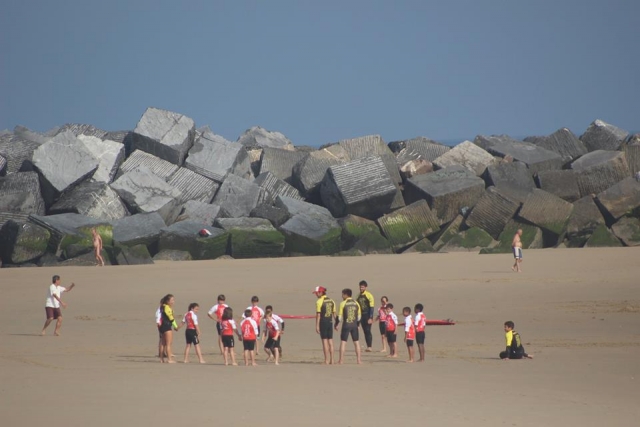 delante de las rocas