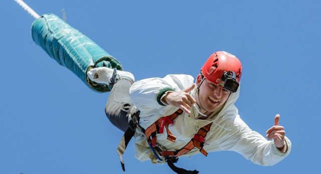 Colgado de las cuerdas del bungee jumping