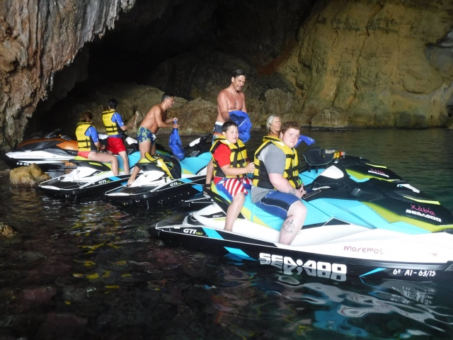 Motos nauticas en la cala