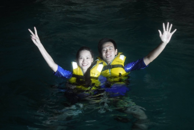 Dos turistas en el agua