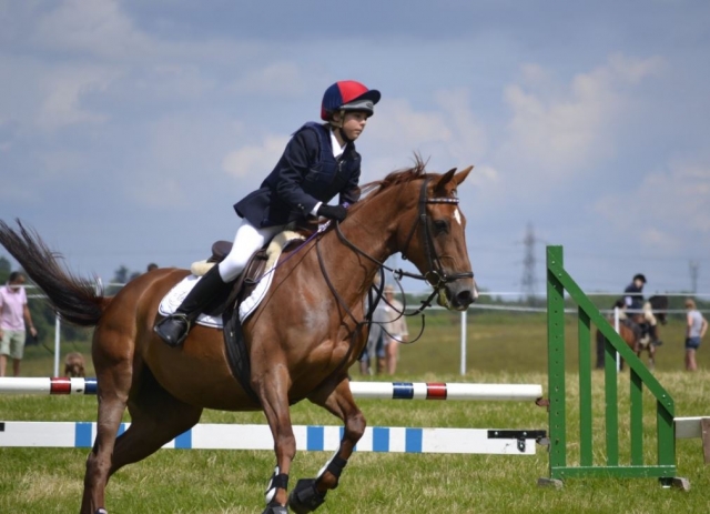Montando a caballo en pista de obstaculos