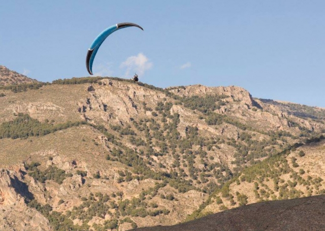 Parapente sobre los montes