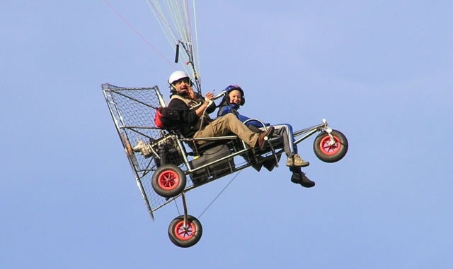Divirtiéndose en el paramotor