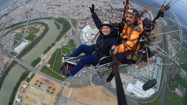 Paratrike biplaza durante el vuelo 
