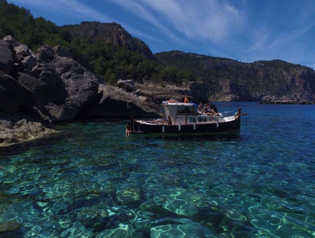 Barco parado en una cala