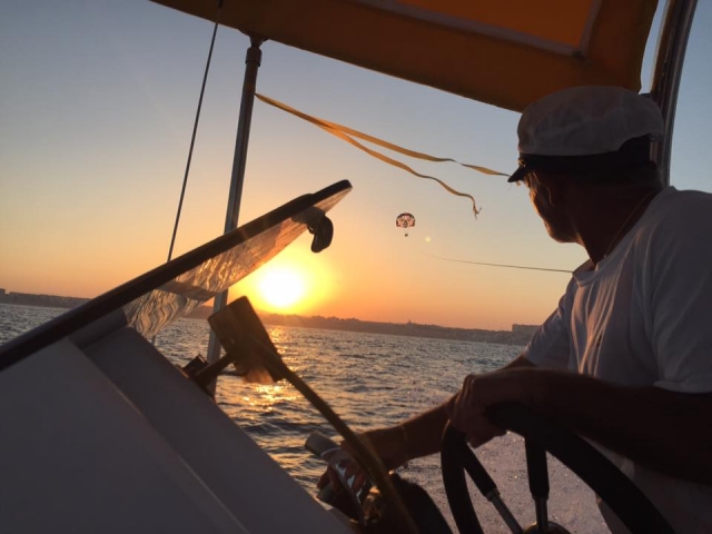 Capitan del barco mirando el parasailing