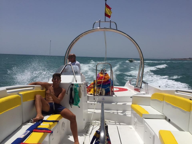 Descansando en los asientos del barco