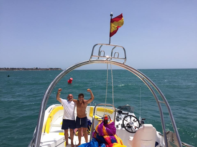 Mostrando los brazos desde el barco