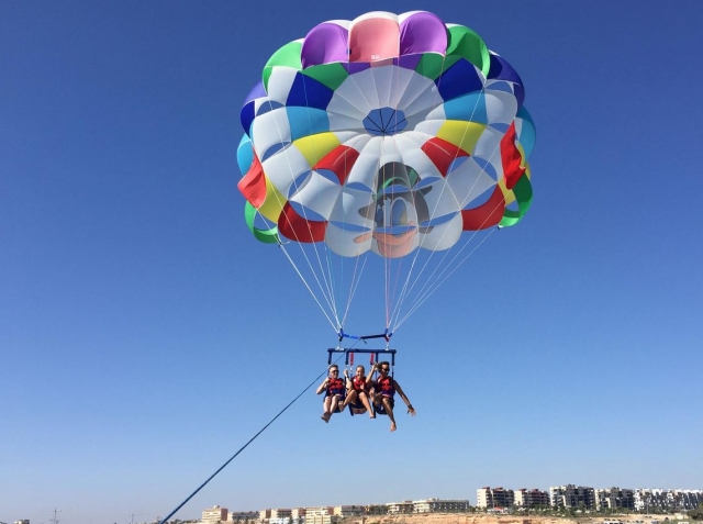 Parascending con dibujo de pato