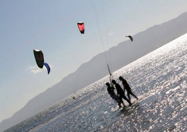 Alunos do Kute na água com o professor 