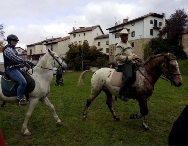 Paseando por el pueblo con caballos