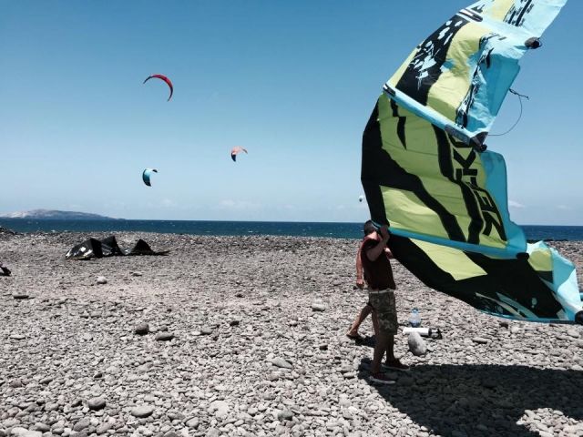  Spiegare il kite su una spiaggia rocciosa 