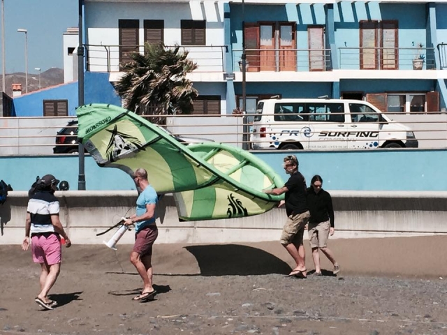  Spostare il kite aquilone in spiaggia