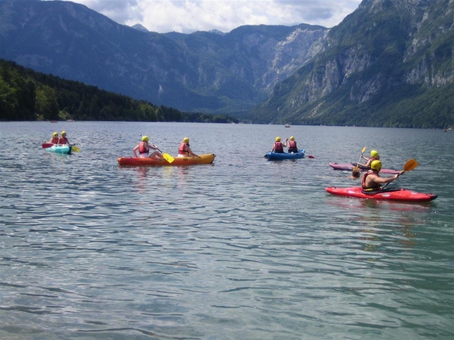 Kayak entre montanas