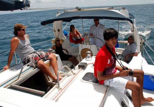 Excursion familiar en barco en Barcelona