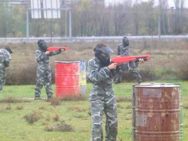 Paintball infantil en escenario con bidones