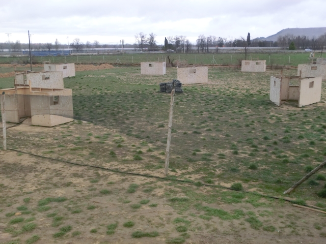 poblado en escenario de paintball