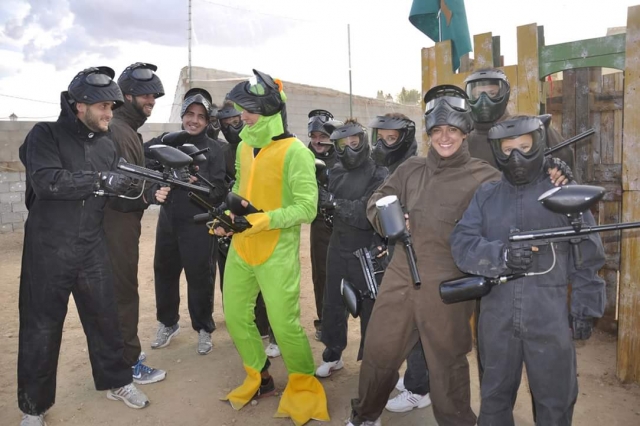  Tous ensemble pour jouer au paintball