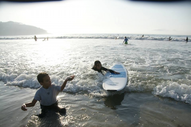 Aprendiendo a hacer surf