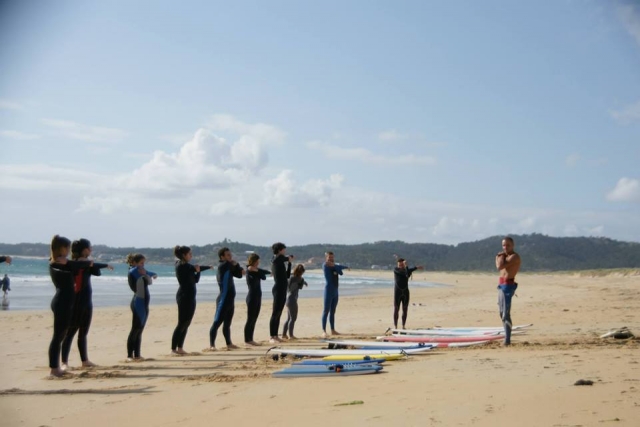 Grupo de alumnos de surf