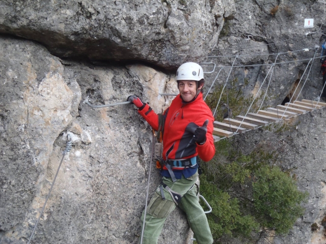  Festhalten mit einer Hand am Klettersteig 