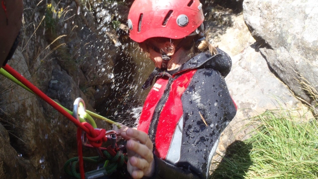 Discesa in corda doppia nel burrone acquatico