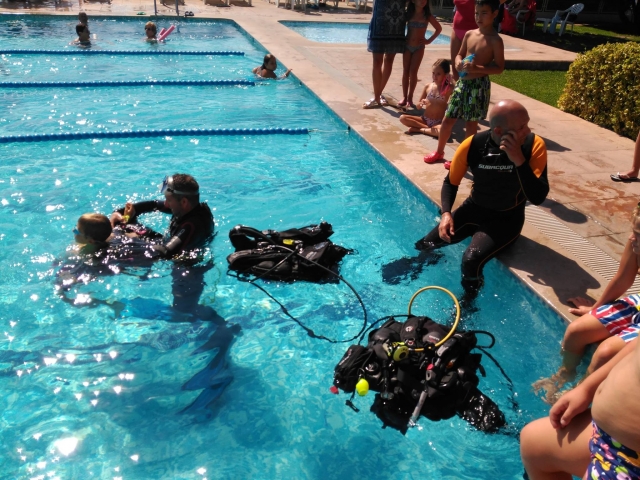  Mergulho na piscina 