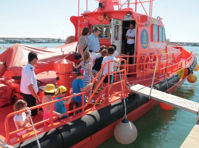  Visita ao barco de resgate 