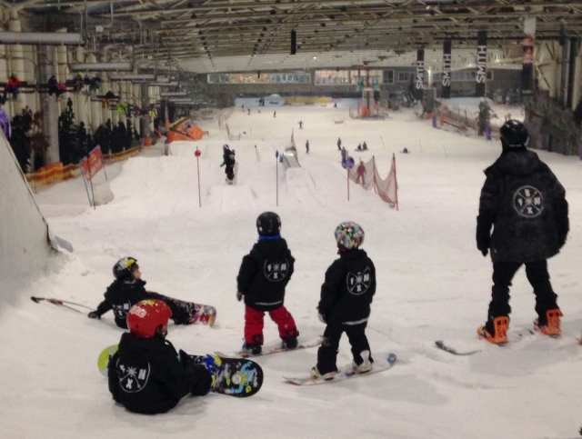 Alumnos de snow mirando la pista