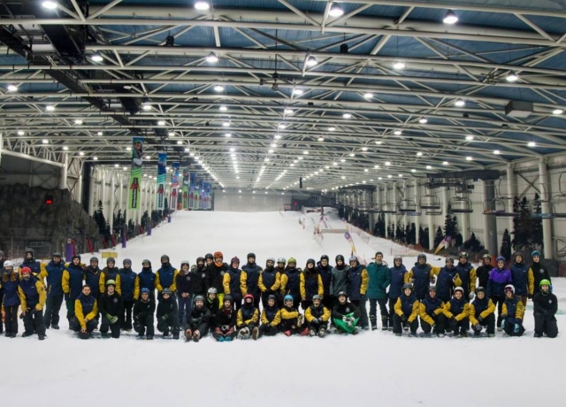 Grupo en la pista de nieve cubierta