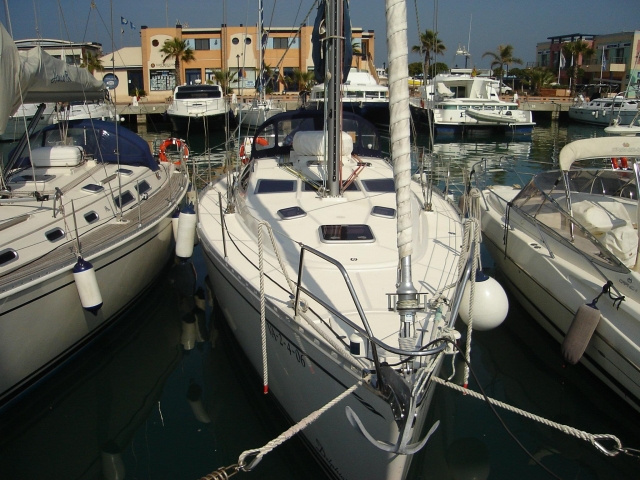  Barca a vela ormeggiata 