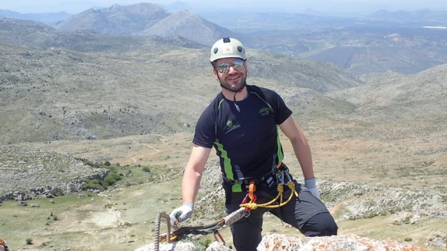 Montañero en la cima