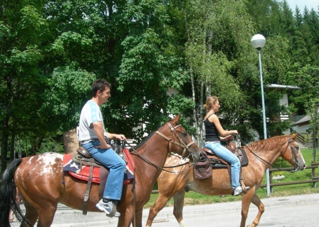 Pareja sobre los caballos