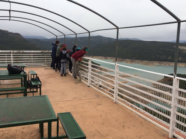 Instructura supervisando al alumno desde el muro