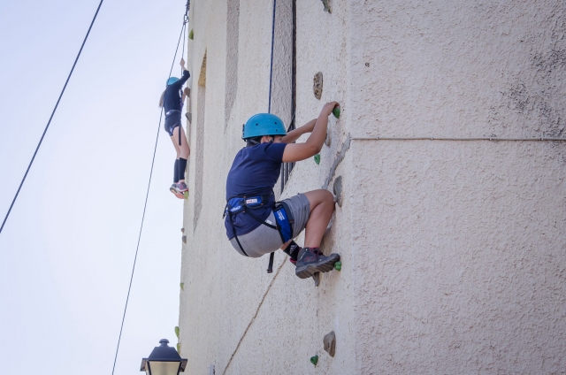 Agarrado a las presas de la pared
